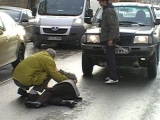 Bărbat bătut crunt pe trecerea de pietoni VIDEO