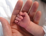 Caz incredibil într-un spital din România! La două ore după naştere, o femeie şi-a găsit bebeluşul cu mâna ruptă!