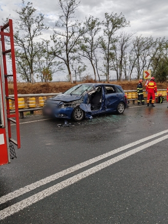 accident-grav-la-stalpu-dupa-ce-un-autoturism-a-fost-izbit-de-un-tir-48220-1.jpg