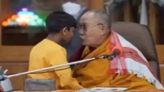 prima-reactie-a-lui-dalai-lama-dupa-ce-a-fost-filmat-sarutand-un-baietel-i-spunandu-i-sa-ii-suga-limba-47780-1.jpg