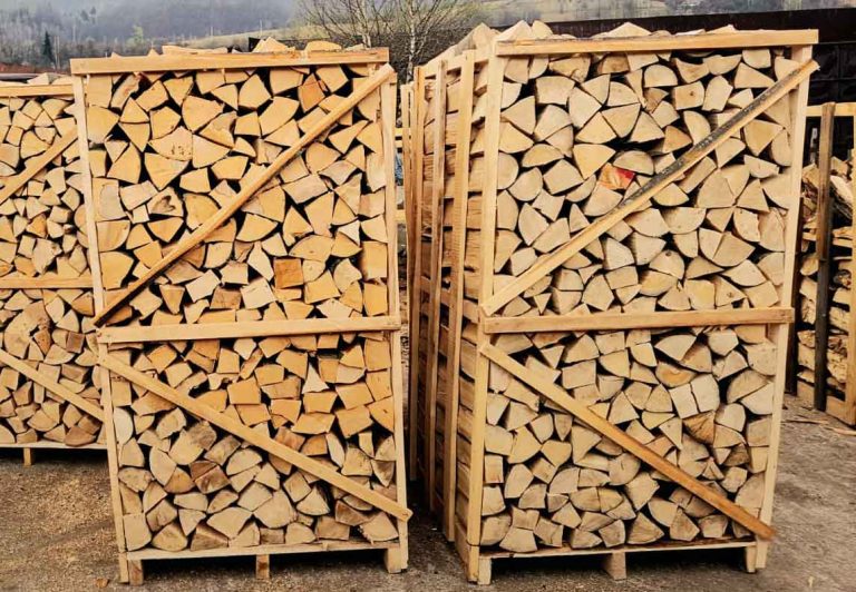 Prețurile lemnelor de foc au crescut considerabil în 2025, afectând costurile de încălzire pentru milioane de gospodării din România.